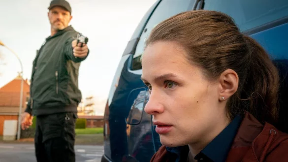 Kronzeugin Fiona (Marlene Tanczik) wird von einem S&ouml;ldner (Christoph Domanski) bedroht. - &copy; Boris Laewen/ARD Degeto/dpa