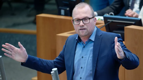 SPD-Bildungspolitiker Jochen Ott spricht bei einer Plenarsitzung im Landtag von Nordrhein-Westfalen. - &copy; Henning Kaiser/dpa