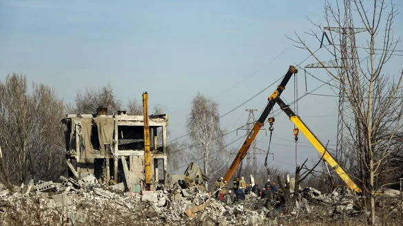Nach einem ukrainischen Raketeneinschlag in der russisch besetzten Stadt Makijiwka r&auml;umen Arbeiter die Tr&uuml;mmer weg. Moskau spricht von 89 Toten. - &copy; Uncredited/AP/dpa