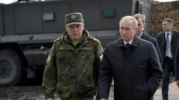 Der russische Präsident Wladimir Putin mit Waleri Gerassimow. - © Alexei Nikolsky/Pool Sputnik Kreml/Pool/AP/dpa