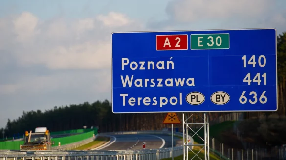 Ab nach Warschau: Auf einem Teil der A 2 in Polen gibt es f&uuml;r Autos keine Mautpflicht mehr. - &copy; Patrick Pleul/dpa-Zentralbild/dpa-tmn