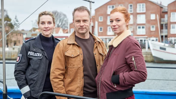 Jana Klinge (l) als Hannah Wagner, (l), Hinnerk Sch&ouml;nemann als Hauke Jacobs und Marleen Lohse als Jule Christiansen standen auch f&uuml;r &laquo;Nord bei Nordwest&raquo; - &laquo;Der Andy von nebenan&raquo; vor der Kamera (Archivbild). - &copy; Georg Wendt/dpa