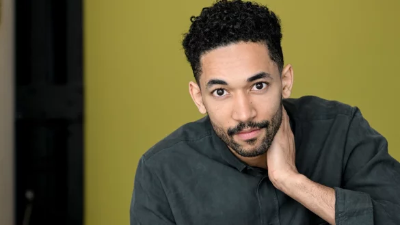 Der Schauspieler Benito Bause ist in Lüdenscheid und Hannover aufgewachsen und lebt heute in Berlin. - © Jens Kalaene/dpa