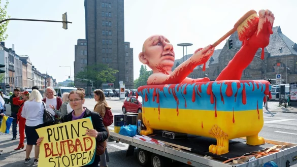 Wolodymyr Selenskyj und das ukrainische Volk sollen in Aachen mit dem Karlspreis f&uuml;r Verdienste um die Einheit Europas geehrt werden - daf&uuml;r gibt es Solidarit&auml;t in Aachen. - &copy; Henning Kaiser/dpa