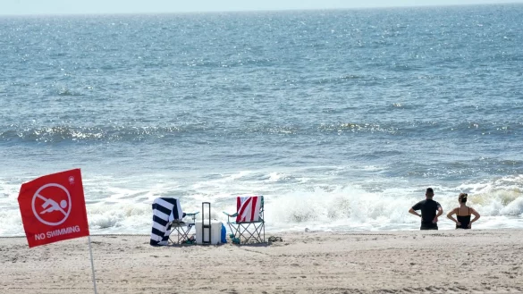Der Strand von Rockaway wurde nach einem Hai-Angriff f&uuml;r einen Tag gesperrt. - &copy; Mary Altaffer/AP/dpa