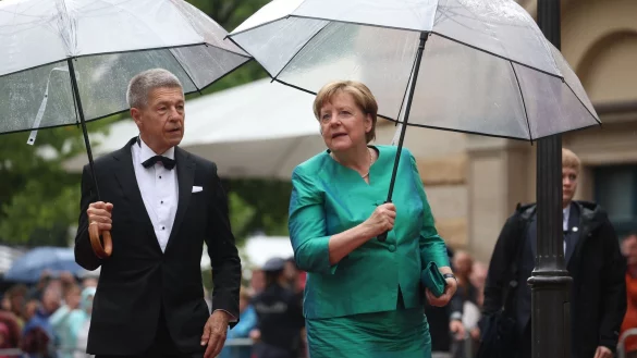 Die fr&uuml;here Bundeskanzlerin Angela Merkel ist bekennende Liebhaberin von Wagners Musik. Sie kommt in Begleitung ihres Ehemannes Joachim Sauer zur Er&ouml;ffnung. - &copy; Karl-Josef Hildenbrand/dpa