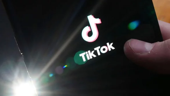 TikTok-Logo auf einem Mobiltelefon. - &copy; Sean Kilpatrick/The Canadian Press/AP/dpa