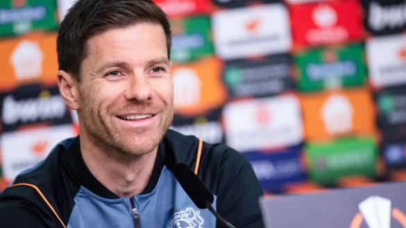 Leverkusens Trainer Xabi Alonso blickt w&auml;hrend einer Pressekonferenz in die Runde. - &copy; Marius Becker/dpa