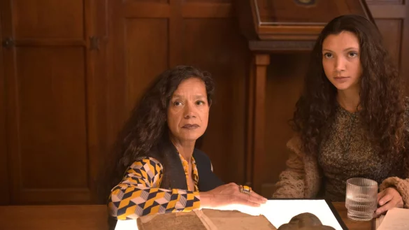 Christine Philips (Jaye Griffiths, l) und Zoe Waterman (Tara Hetharia) in einer Szene des TV-Krimis &laquo;Kommissar Van der Valk - Erl&ouml;sung in Amsterdam&raquo;. - &copy; All3Media International/Company Pictures, NL Films/ARD Degeto/dpa/dpa