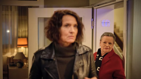 In aller Selbstverst&auml;ndlichkeit taucht Niki Odenthal (Ursula Werner) bei Lenas Ermittlungen auf. - &copy; Benoit Linder/SWR/ARD/dpa