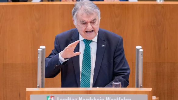 Herbert Reul (CDU), Innenminister von Nordrhein-Westfalen, spricht im Plenum des Landtags. - &copy; Rolf Vennenbernd/dpa