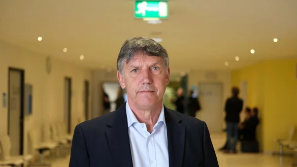 Klagt gegen seine Entlassung: Lutz Buschkow, ehemaliger Wassersprung-Bundestrainer, steht im Arbeitsgericht. - &copy; Sebastian Willnow/dpa