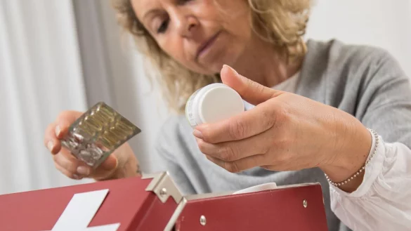 Was zum Aufr&auml;umen der Hausapotheke unbedingt dazugeh&ouml;rt: ein Blick auf das Verfallsdatum der Arzneimittel. - &copy; Christin Klose/dpa-tmn