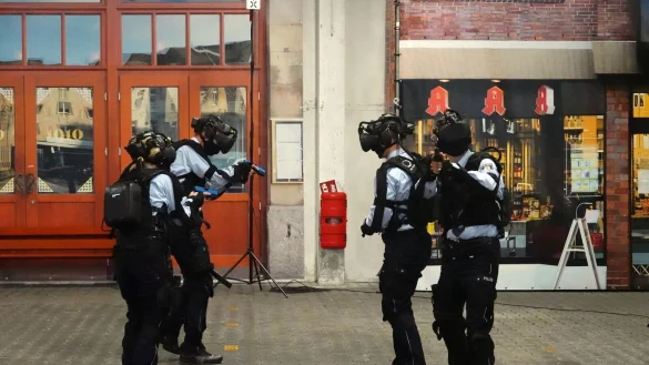 Polizisten trainieren mit dem europaweiten eingesetzten Virtual Reality-Systems &laquo;Shotpros&raquo;. - &copy; -/LAFP NRW/dpa