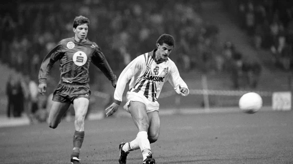 Die K&ouml;lner haben ein Ged&auml;chtnisspiel f&uuml;r Maurice Banach (hier im Pokal-Halbfinale 1991 mit Duisburgs Michael Tarnat) organisiert. - &copy; Oliver Multhaup/dpa/Archivbild