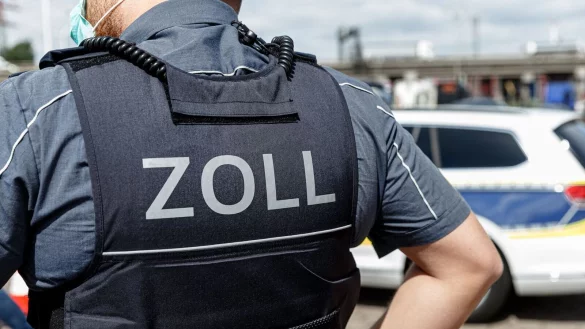 Ein Beamter tr&auml;gt w&auml;hrend seines Dienstes eine Schutzweste mit der R&uuml;ckenaufschrift "Zoll". - &copy; Markus Scholz/dpa/Symbolbild