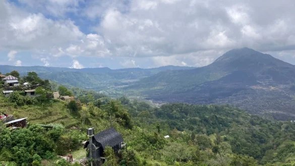 Nach mehreren Vorf&auml;llen schlechten Benehmens von Urlaubern will der &ouml;rtliche Gouverneur hart durchgreifen und die heiligen Berge der Insel f&uuml;r Touristen sperren lassen. - &copy; Carola Frentzen/dpa