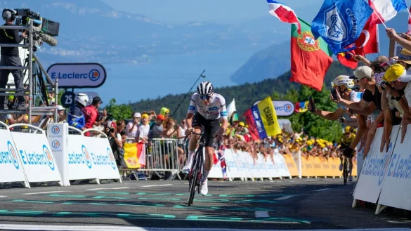 Tadej Pogacar aus Slowenien f&auml;hrt &uuml;ber die Ziellinie, der Gesamtf&uuml;hrende Jonas Vingegaard (r) dahinter. - &copy; Thibault Camus/AP/dpa