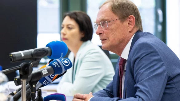 Staatsanw&auml;ltin Angela Miechielsen und Oberstaatsanwalt Hans Kornprobst informieren &uuml;ber den Abschluss der Ermittlungen gegen Kirchenverantwortliche im Missbrauchsskandal. - &copy; Sven Hoppe/dpa