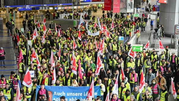 Nach einer Kundgebung ist der Demonstrationszug in Abflughalle B im Terminal 1 des Frankfurter Flughafens unterwegs. - &copy; Arne Dedert/dpa