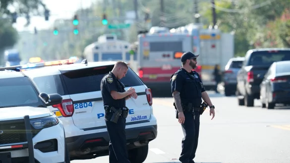 Polizeibeamte aus Jacksonville sperren den Tatort ab. - &copy; John Raoux/AP/dpa