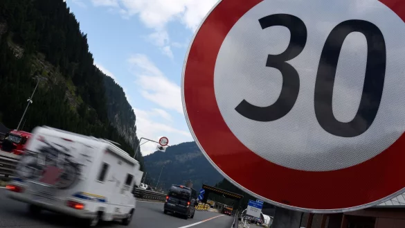 Fu&szlig; vom Gas: Gerade auch im Ausland h&auml;lt man sich lieber ans Tempolimit. Etwa, wenn vor der italienisch-&ouml;sterreichischen Grenze auf dem Brenner nur 30 km/h erlaubt sind. - &copy; Angelika Warmuth/dpa/dpa-tmn