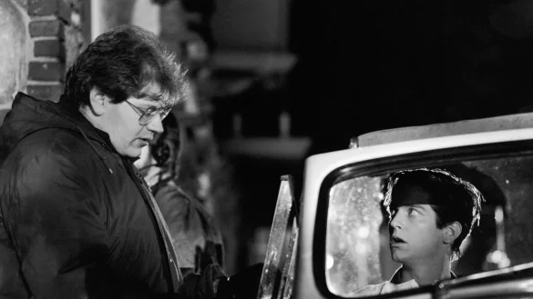 Der Regisseur Robert Zemeckis (l) spricht mit Michael J. Fox (r) am Set des Films &laquo;Zur&uuml;ck in die Zukunft&raquo;. - &copy; -/Alamy/ARTE F/dpa