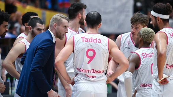 Bonns Trainer Tuomas Iisalo (3.v.l) gibt seinem Team taktische Hinweise. - &copy; Hendrik Schmidt/dpa