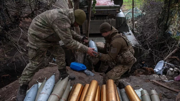 Ukrainische Soldaten bereiten Haubitzengranaten vor. - &copy; Iryna Rybakova/AP/dpa