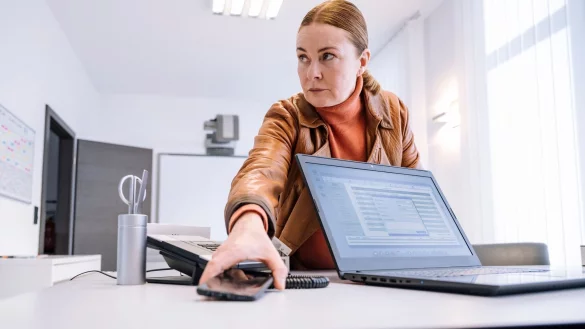Anne (Lina Wendel) steckt schnell das Handy von Stefan Vierhaus ein, auf dem sie wichtige Informationen vermutet. - &copy; Martin Rottenkolber/WDR/ARD/dpa