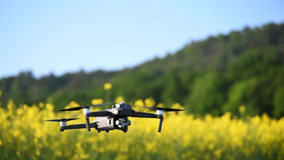 Eine Drohne startet zum Flug &uuml;ber ein Feld im Landkreis Ha&szlig;berg in Bayern. - &copy; Pia Bayer/dpa