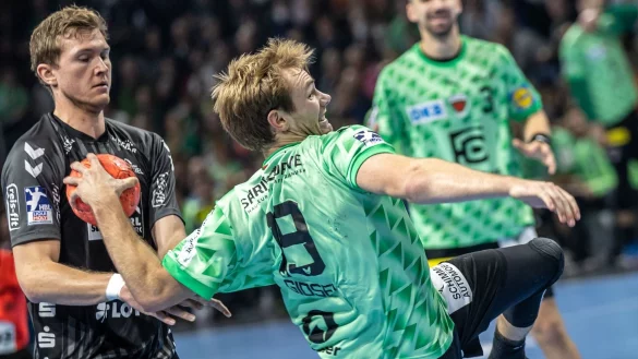 Die Füchse Berlin um Mathias Gidsel stehen wieder an der Tabellenspitze. - © Andreas Gora/dpa