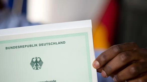 Menschen, die bereits mehrere Jahre in Deutschland leben, sollen leichter deutsche Staatsbürger werden können. - © Julian Stratenschulte/dpa/dpa-tmn