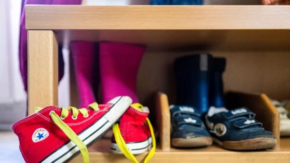 In vielen Bundesländern lässt sich ein Anstieg verschiedener Fehlverhalten gegenüber Kita-Kindern feststellen. - © Christophe Gateau/dpa