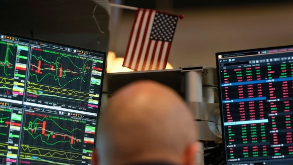 Ein H&auml;ndler arbeitet auf dem Parkett der New Yorker B&ouml;rse. - &copy; Seth Wenig/AP/dpa