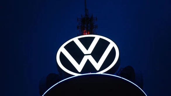 Das Volkswagen-Logo. Der Autobauer will sich unabh&auml;ngiger von Zulieferern aus Asien machen. - &copy; Ole Spata/dpa