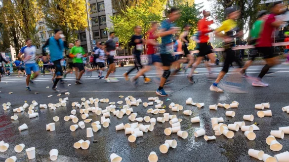Bei den gro&szlig;en deutschen Stadt-Marathons f&auml;llt auch eine Menge M&uuml;ll an. - &copy; Peter Kneffel/dpa