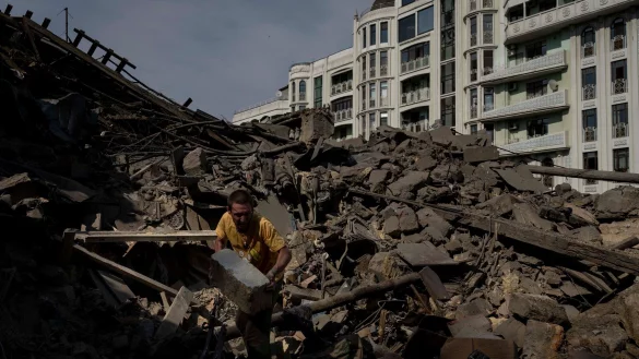 Ein Mann r&auml;umt Tr&uuml;mmer eines durch Raketenbeschuss zerst&ouml;rten Wohnhauses in der Stadt Odessa weg. - &copy; Jae C. Hong/AP