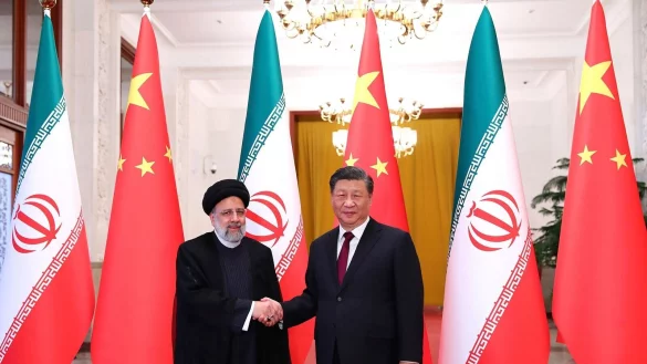 Iran Pr&auml;sident Ebrahim Raisi (l.) und sein chinesischer Amtskollege Xi Jinping bei der Begr&uuml;&szlig;ungszeremonie in Peking. - &copy; Office of the Iranian Presidency/AP/dpa