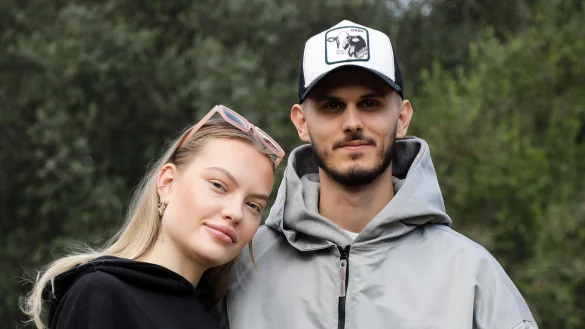 Das Paar Cheyenne Ochsenknecht und Nino Sifkovits steht im Garten eines Hauses auf Mallorca. Sie sind nun zweifache Eltern. - © Clara Margais/dpa