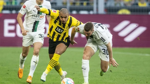 Dortmunds Donyell Malen und Nico Elvedi von M&ouml;nchengladbach in Aktion. - &copy; Bernd Thissen/dpa