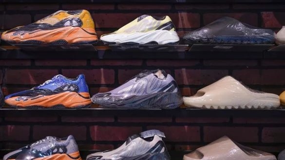 Schuhe stehen in einem Geschäft. - © Seth Wenig/AP/dpa