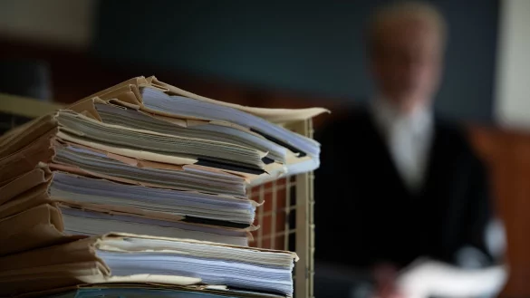 Prozessakten im Gerichtssaal. - &copy; Sebastian Christoph Gollnow/dpa