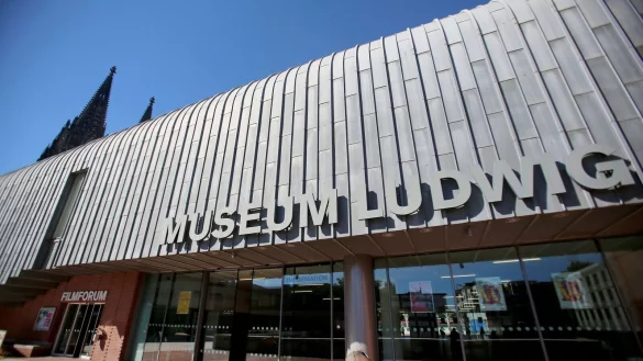 Hinter dem Museum Ludwig ist in K&ouml;ln der Dom zu sehen. - &copy; picture alliance / dpa/Archiv