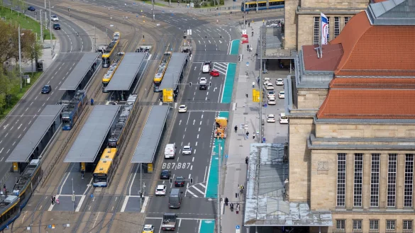 Der gr&uuml;ne Streifen vor dem Leipziger Hauptbahnhof wurde im April angelegt. Er ist f&uuml;r Radfahrer reserviert. - &copy; Hendrik Schmidt/dpa