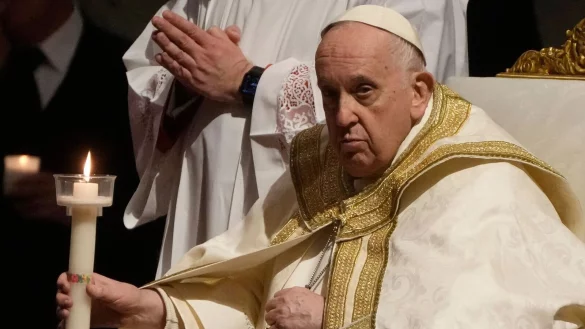 Gemeinsam mit rund 8000 Gl&auml;ubigen feiert Papst Franziskus die Osternacht im Petersdom im Vatikan. - &copy; Gregorio Borgia/AP/dpa