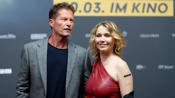 Til Schweiger (l) und Tina Ruland (r) bei der Premiere von &laquo;Manta Manta - Zwoter Teil&raquo;. - &copy; Henning Kaiser/dpa