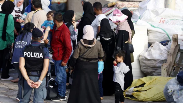 Am Hafen auf der Insel Lampedusa wird ankommenden Migranten geholfen. - © Cecilia Fabiano/LaPresse/AP/dpa