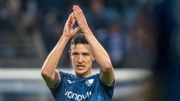 Bochums Keven Schlotterbeck klatscht Beifall. - &copy; David Inderlied/dpa/Archivbild