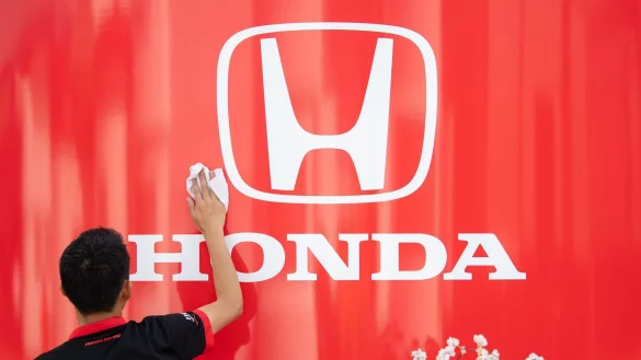 Honda kehrt Ende 2026 als Motorenlieferant f&uuml;r den Aston-Martin-Rennstall in die Formel 1 zur&uuml;ck. - &copy; Sebastian Gollnow/dpa